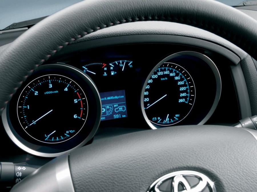  Toyota Land Cruiser 200 VX-R 2007 года  (UAE) (фото 9 из 13)